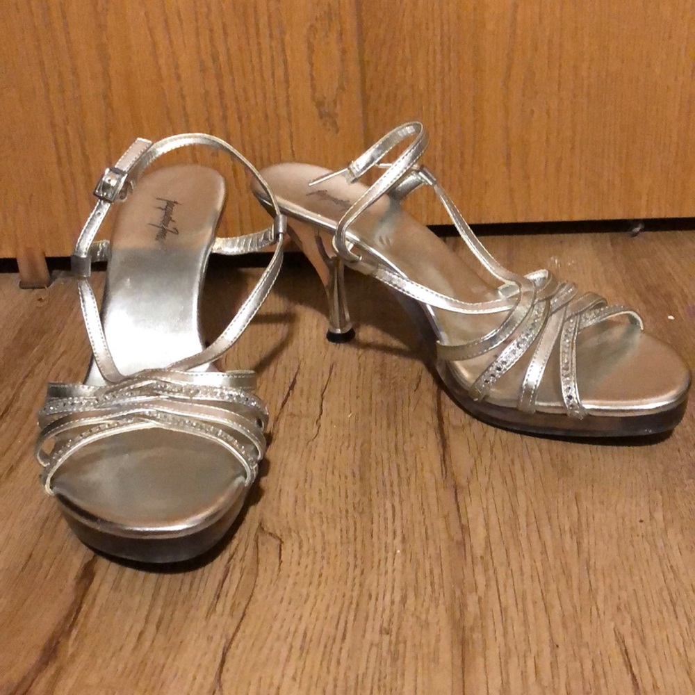 EUC Jacqueline Ferrar Silver Strappy Kitten Heel